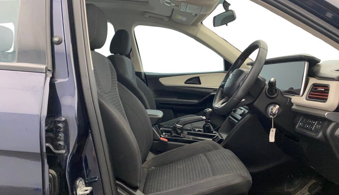 2022 Mahindra XUV700 AX 5 P MT 7 STR, Petrol, Manual, 32,954 km, Right Side Front Door Cabin