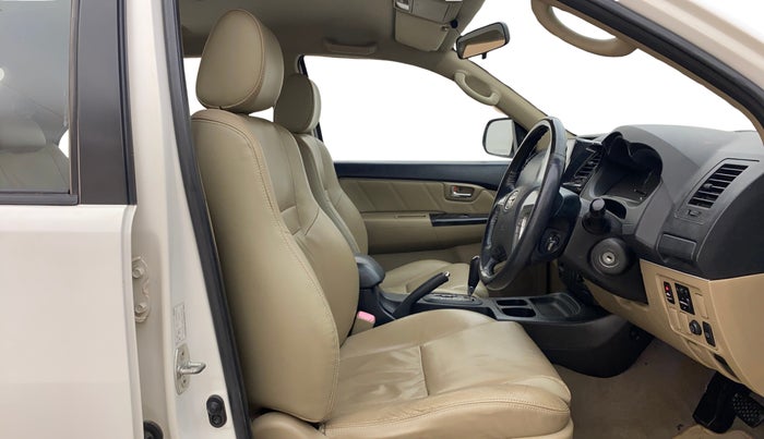 2014 Toyota Fortuner 3.0 4X2 AT, Diesel, Automatic, 82,343 km, Right Side Front Door Cabin