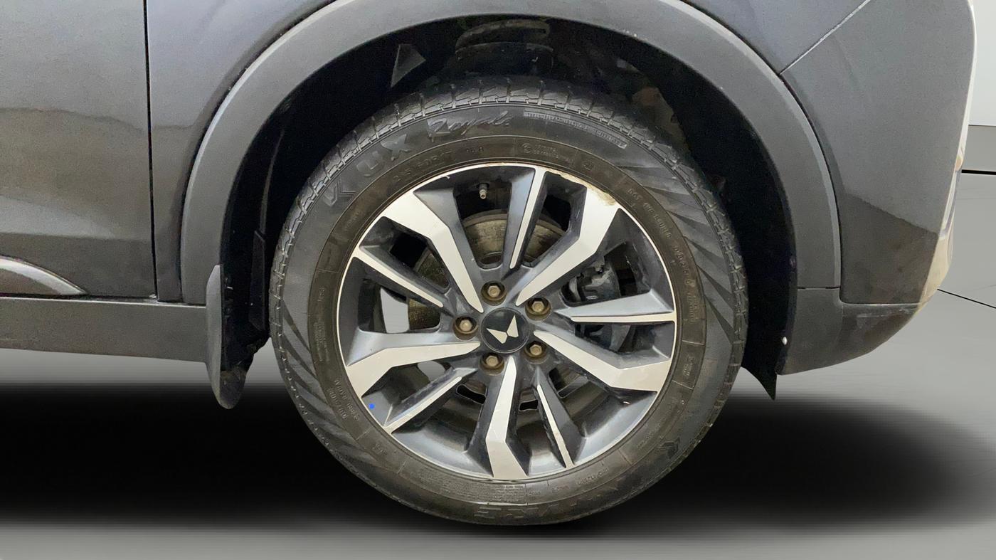 2019 Mahindra XUV300 W6 1.2 PETROL, Petrol, Manual, 67,763 km, Right Front Wheel