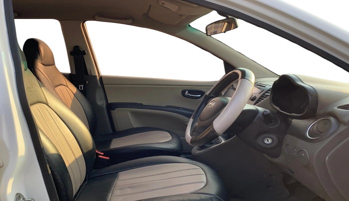 2017 Hyundai i10 SPORTZ (O) 1.2, Petrol, Manual, 35,320 km, Right Side Front Door Cabin