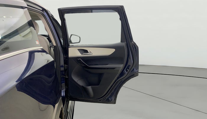 2021 Mahindra XUV700 AX 7 LUXURY P AT 7 STR, Petrol, Automatic, 57,080 km, RHS Rear Door