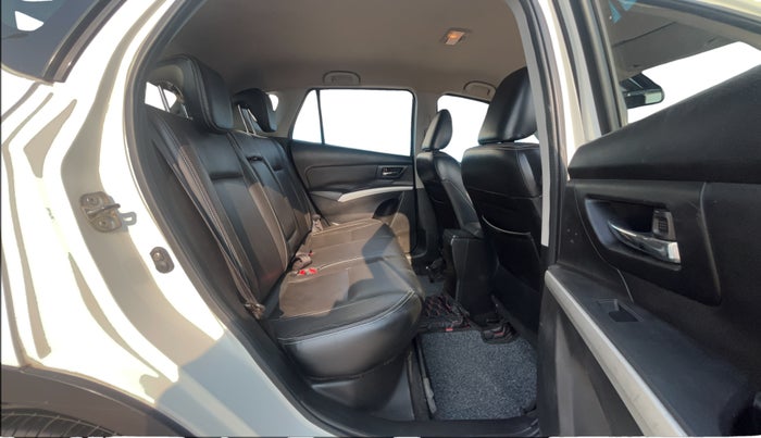 2015 Maruti S Cross ALPHA 1.6, Diesel, Manual, 1,46,543 km, Right Side Rear Door Cabin