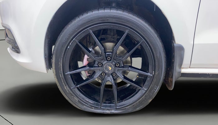 2016 Volkswagen Polo COMFORTLINE 1.2L, Petrol, Manual, 1,00,255 km, Left Front Wheel