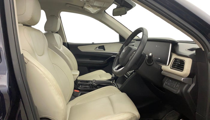 2024 Mahindra XUV700 AX 7 P AT 7 STR, Petrol, Automatic, 21,999 km, Right Side Front Door Cabin