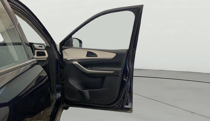 2022 Mahindra XUV700 MX P MT 5 STR, Petrol, Manual, 20,736 km, RHS Front Door