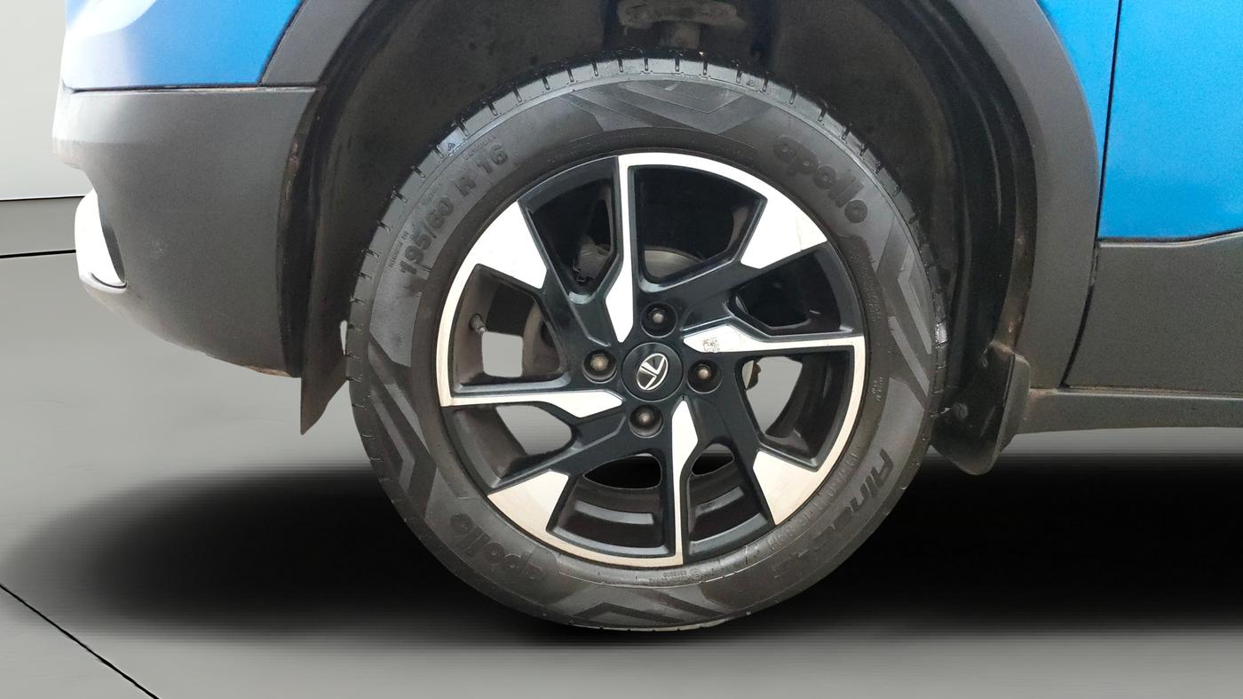 2021 Tata PUNCH CREATIVE  1.2 RTN DUAL TONE, Petrol, Manual, 30,571 km, Left Front Wheel