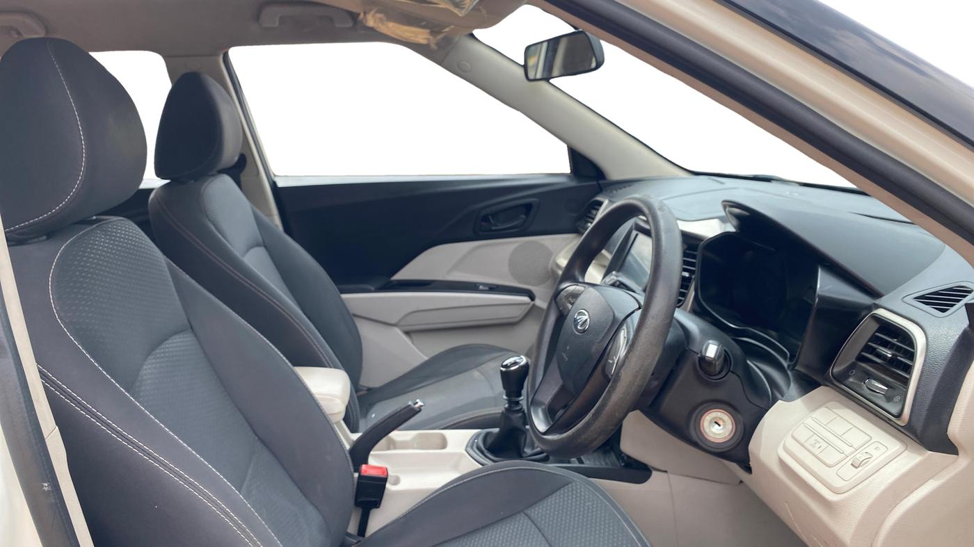 2020 Mahindra XUV300 W6 1.5 DIESEL, Diesel, Manual, 60,070 km, Right Side Front Door Cabin