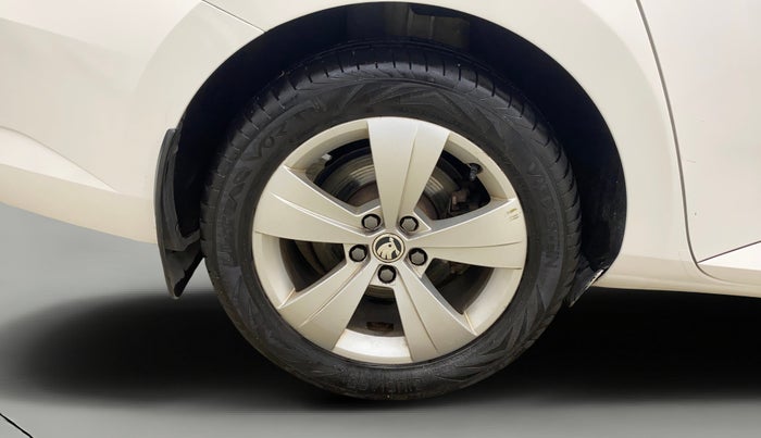 2018 Skoda Superb STYLE 1.8 TSI AT, Petrol, Automatic, 65,647 km, Right Rear Wheel