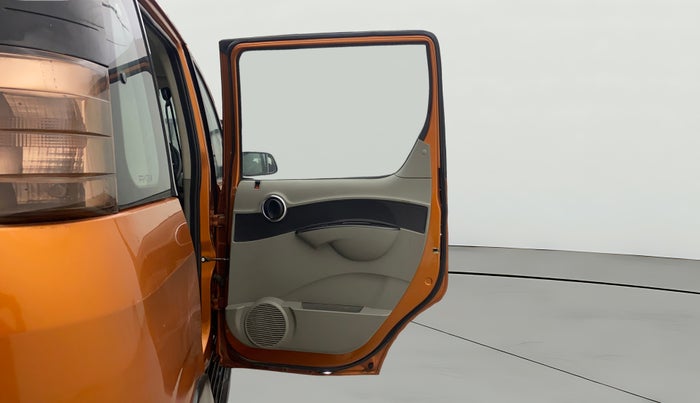 2016 Mahindra NUVOSPORT N8, Diesel, Manual, 1,30,472 km, RHS Rear Door