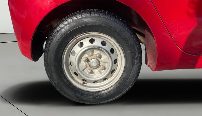 2016 Hyundai Eon ERA +, Petrol, Manual, 1,11,902 km, Right Rear Wheel