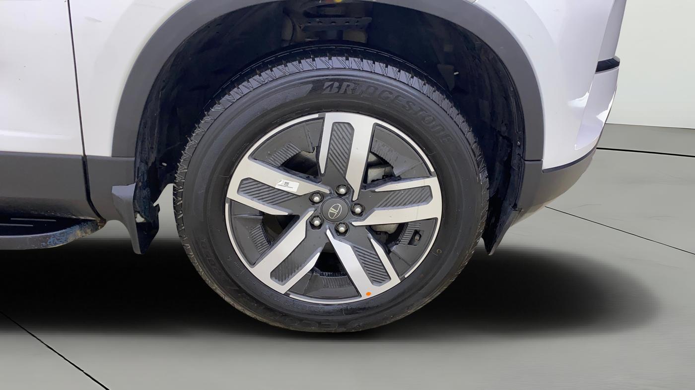 2024 Tata Safari ADVENTURE PLUS, Diesel, Manual, 29,863 km, Right Front Wheel