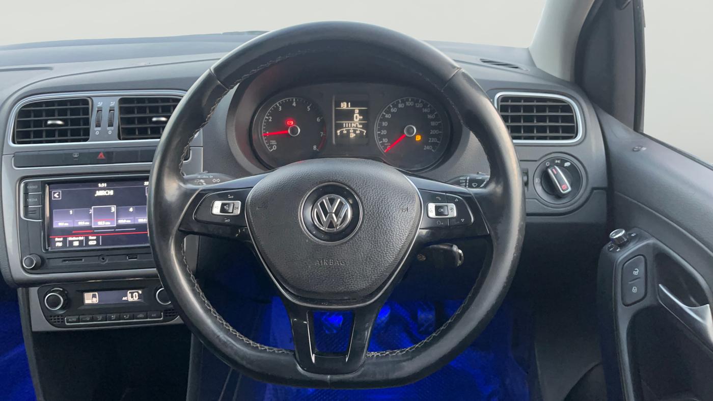 2018 Volkswagen Polo HIGHLINE PLUS 1.0 16 ALLOY, Petrol, Manual, 1,11,234 km, Steering Wheel Close Up