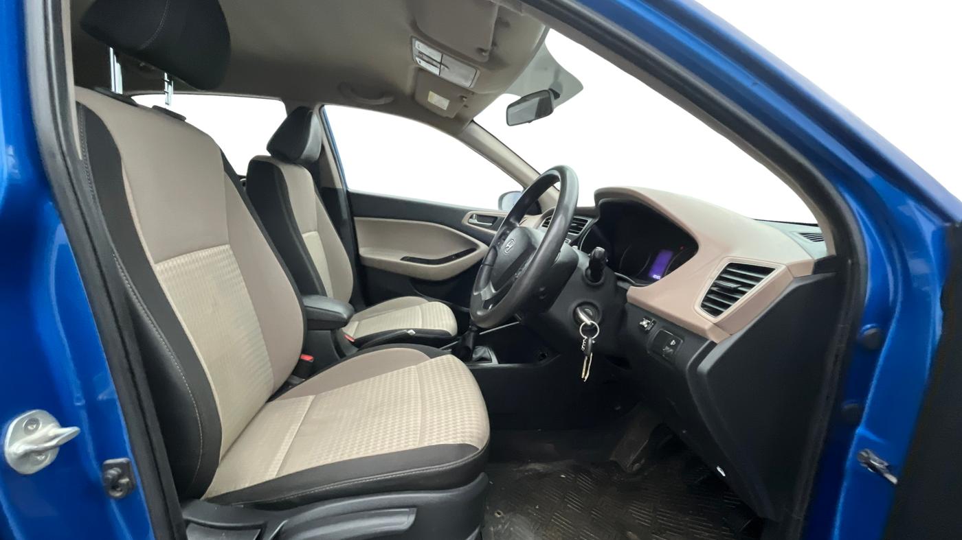 2018 Hyundai Elite i20 SPORTZ 1.2, CNG, Manual, 79,397 km, Right Side Front Door Cabin