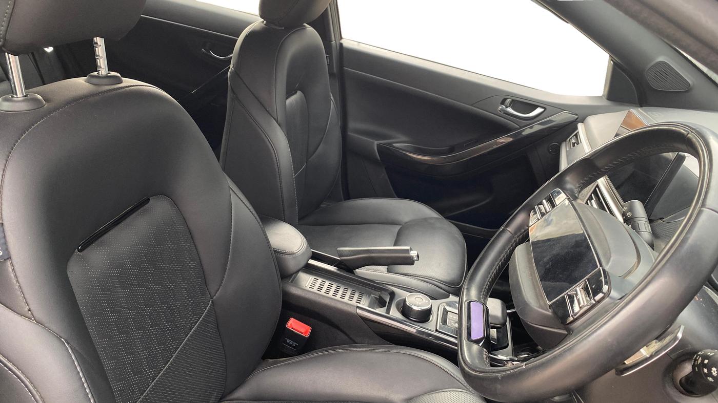 2024 Tata NEXON FEARLESS + SUNROOF DCA DUAL TONE 1.2 PETROL, Petrol, Automatic, 26,543 km, Right Side Front Door Cabin