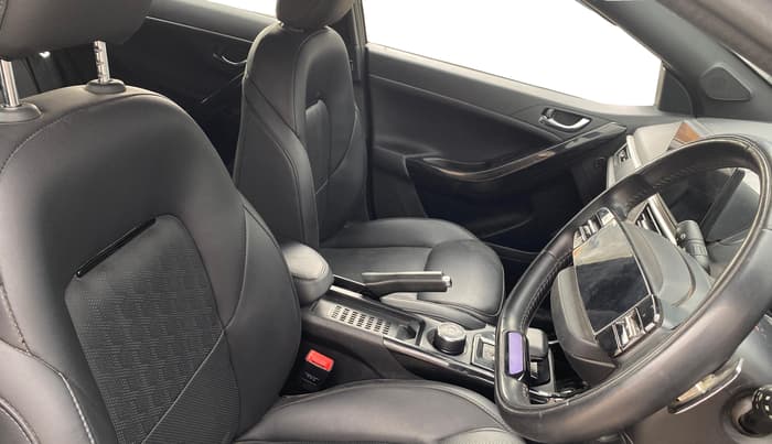 2024 Tata NEXON FEARLESS + SUNROOF DCA DUAL TONE 1.2 PETROL, Petrol, Automatic, 26,543 km, Right Side Front Door Cabin