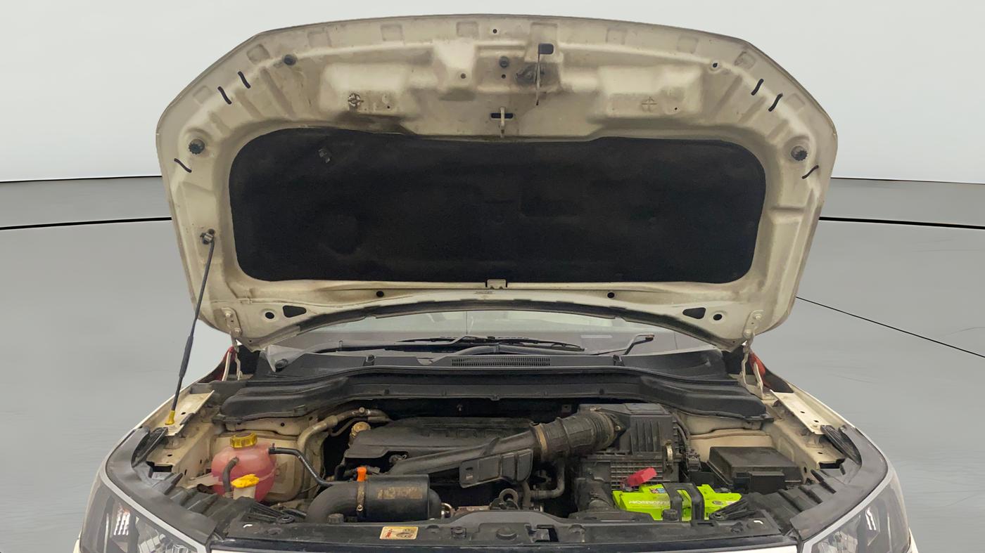 2020 Mahindra XUV300 W6 1.2 PETROL, Petrol, Manual, 1,23,203 km, Open Bonet