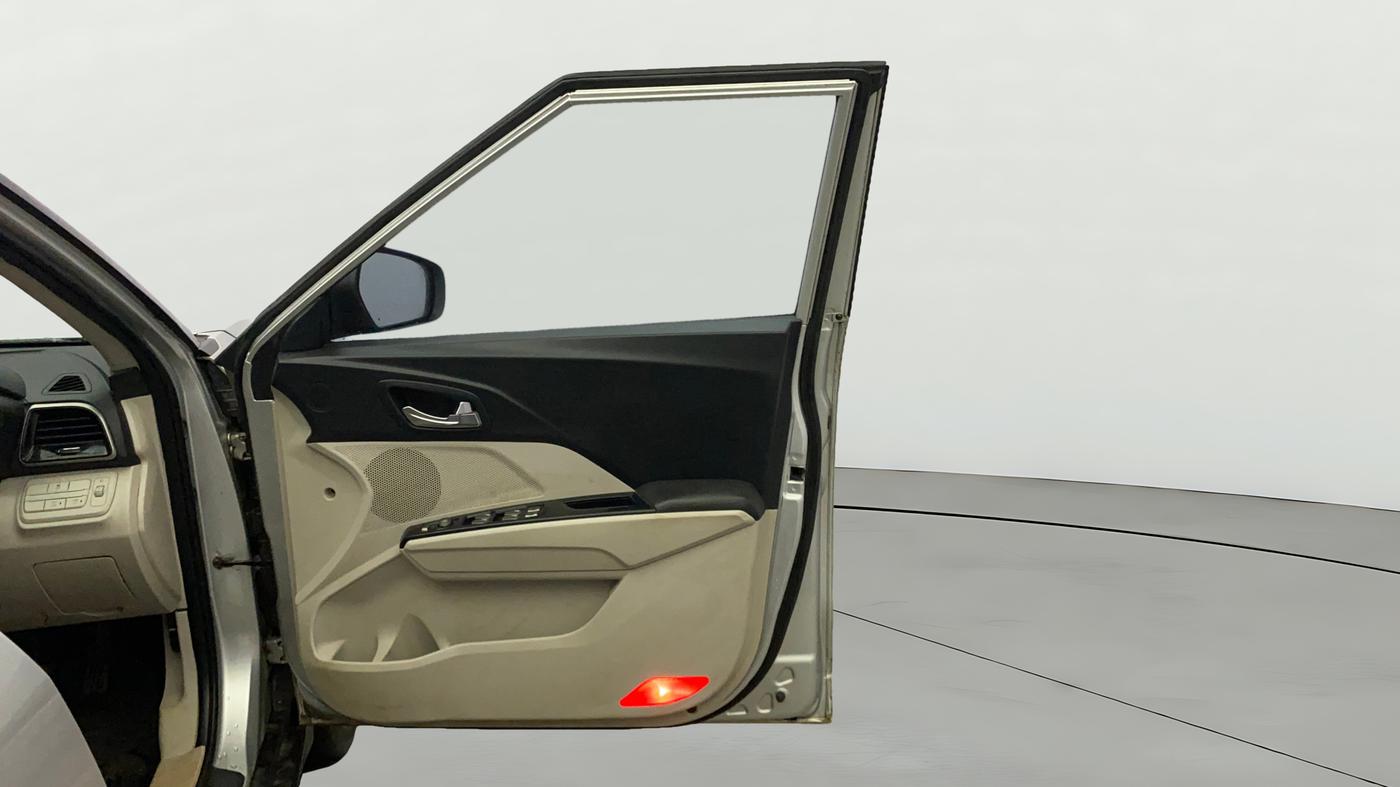 2020 Mahindra XUV300 W8 (O) 1.2 PETROL, Petrol, Manual, 91,363 km, RHS Front Door
