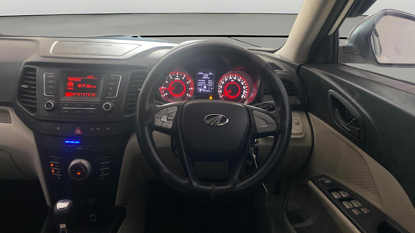 2022 Mahindra XUV300 W8 (O) 1.2 PETROL AMT, Petrol, Automatic, 80,718 km, Steering Wheel Close Up