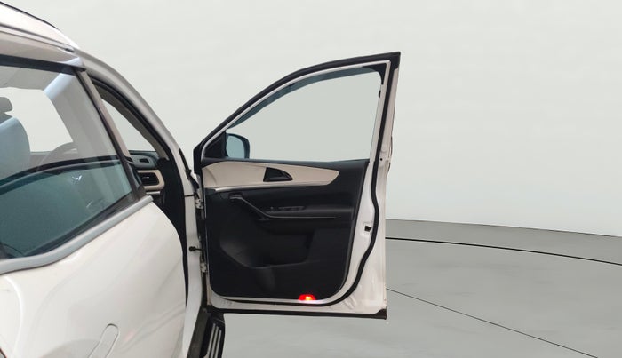 2022 Mahindra XUV700 AX 5 D AT 7 STR, Diesel, Automatic, 77,516 km, RHS Front Door