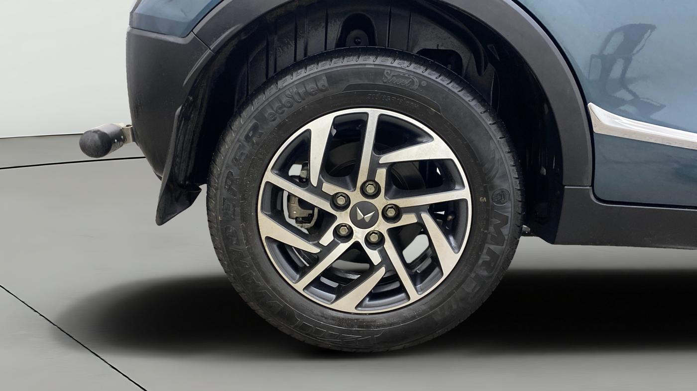 2023 Mahindra XUV300 W6 1.2 PETROL AMT, Petrol, Automatic, 12,068 km, Right Rear Wheel