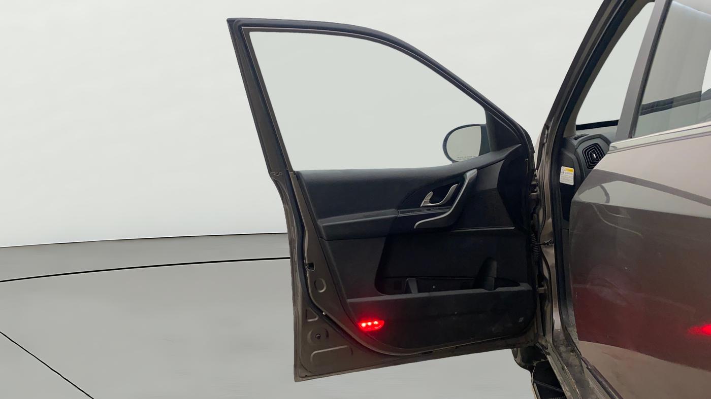 2018 Mahindra XUV500 W10, Diesel, Manual, 55,972 km, LHS Front Door