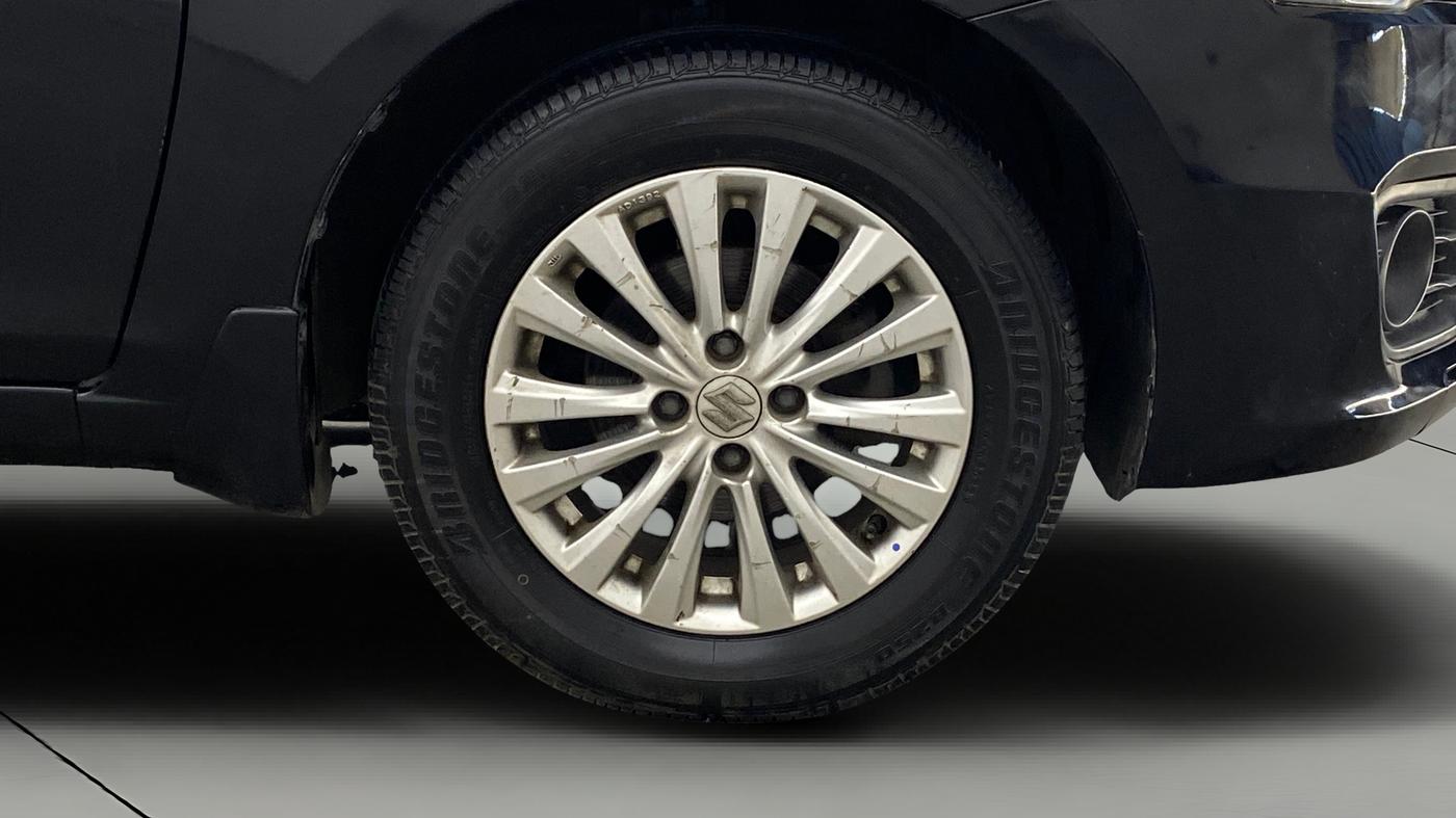 2014 Maruti Ciaz ZXI, Petrol, Manual, 1,02,537 km, Right Front Wheel