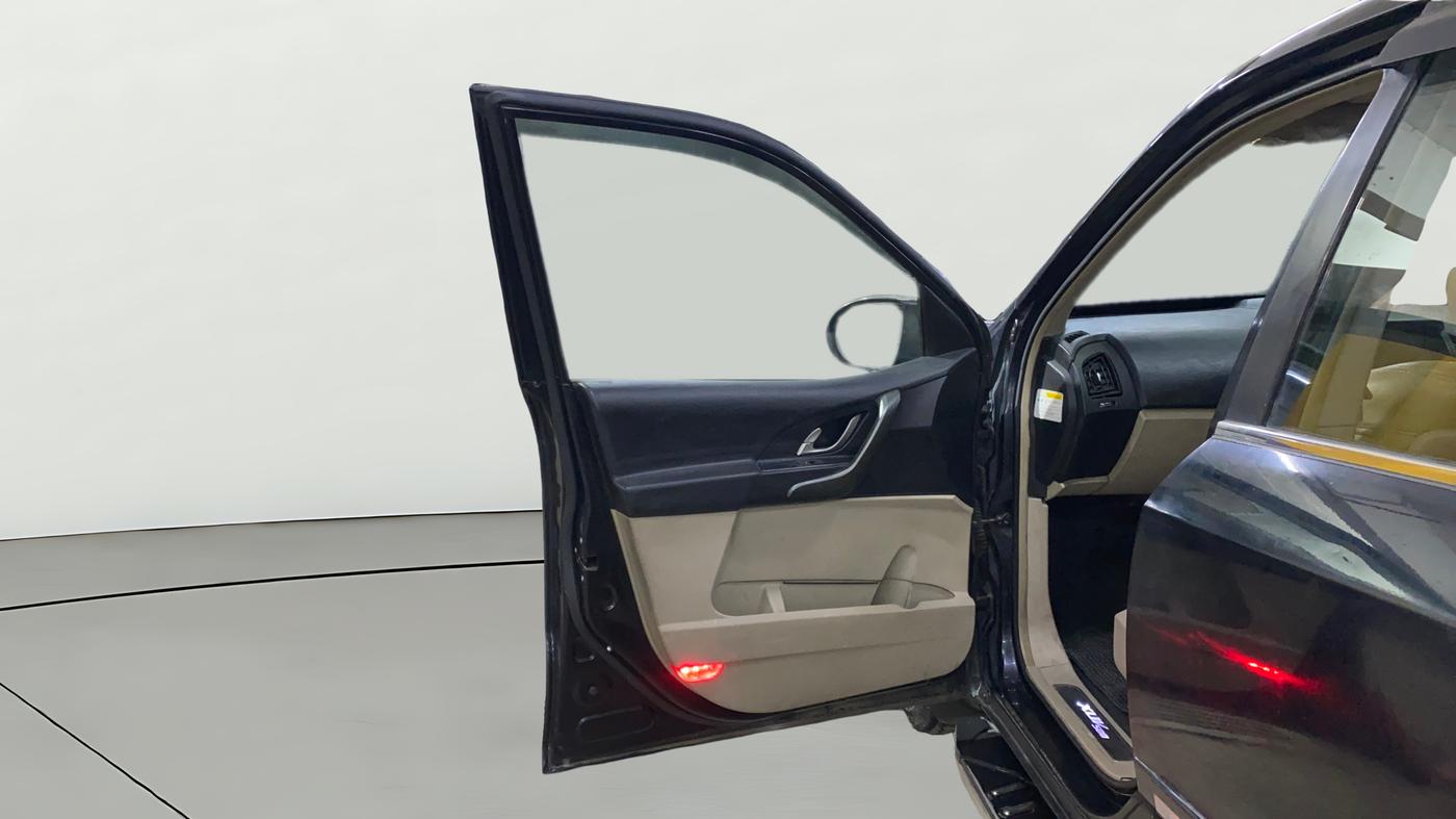 2017 Mahindra XUV500 W10 AT, Diesel, Automatic, 93,469 km, LHS Front Door