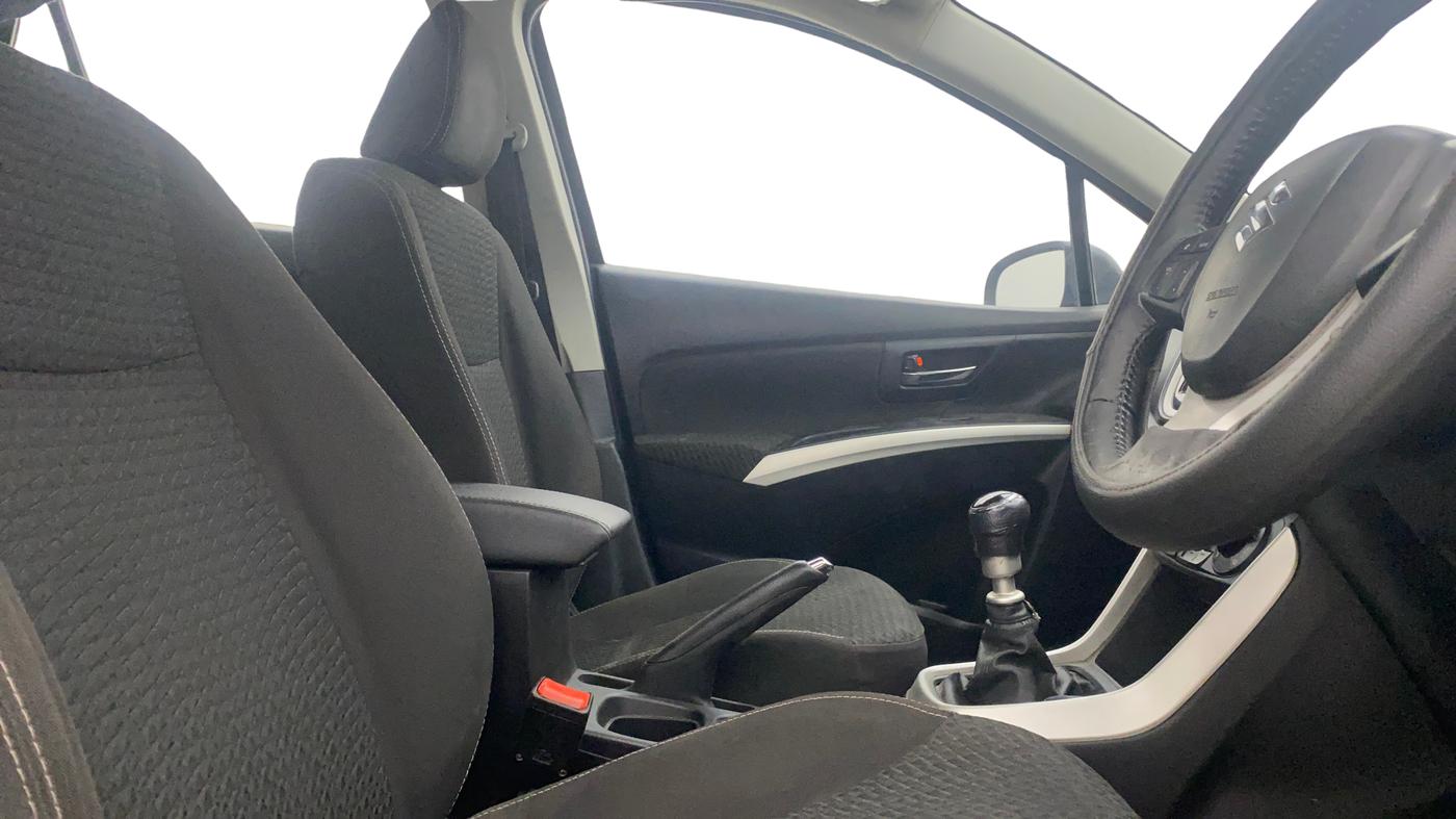 2015 Maruti S Cross ZETA 1.6, Diesel, Manual, 1,00,581 km, Right Side Front Door Cabin