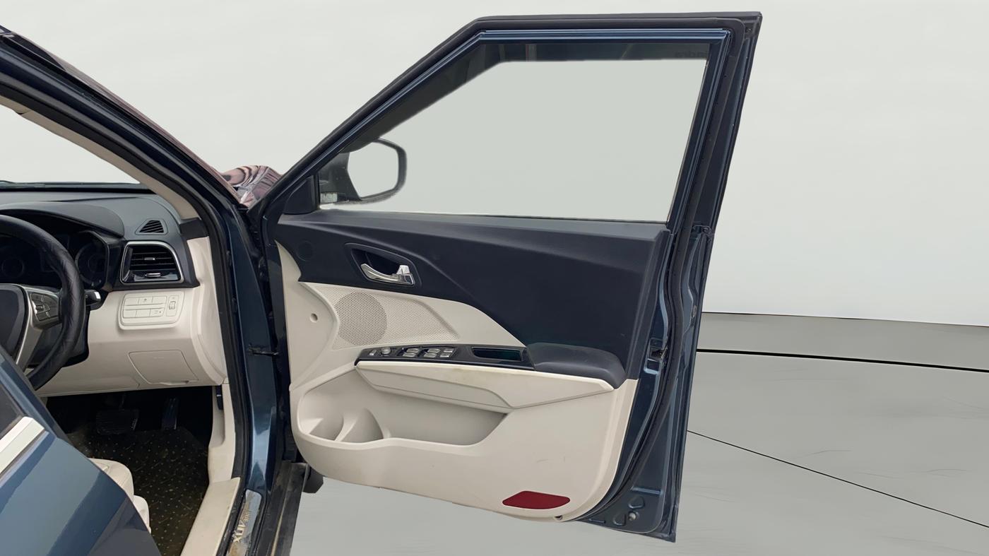 2021 Mahindra XUV300 W8 (O) 1.2 PETROL AMT, Petrol, Automatic, 57,357 km, RHS Front Door