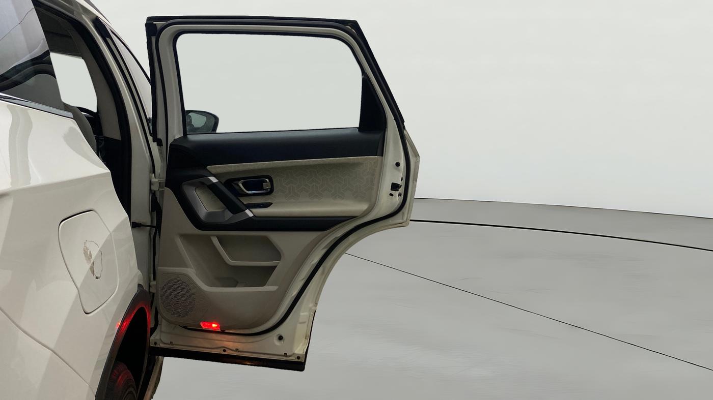 2023 Tata Safari XZA PLUS O 6STR, Diesel, Automatic, 1,11,940 km, RHS Rear Door