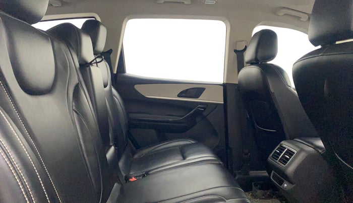 2022 Mahindra XUV700 AX 5 P MT 7 STR, Petrol, Manual, 65,429 km, Right Side Rear Door Cabin