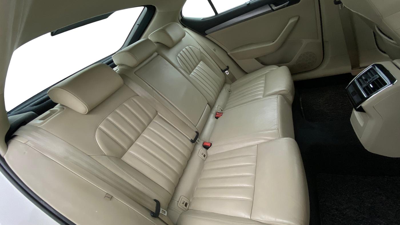 2018 Skoda Superb STYLE 1.8 TSI MT, Petrol, Manual, 86,410 km, Right Side Rear Door Cabin