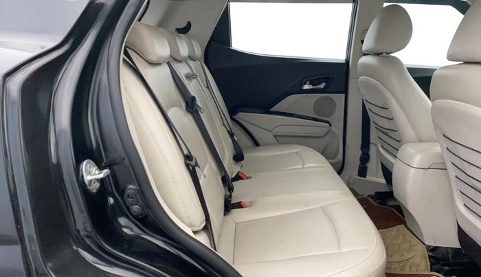 2019 Mahindra XUV300 W8 (O) 1.2 PETROL, Petrol, Manual, 36,315 km, Right Side Rear Door Cabin