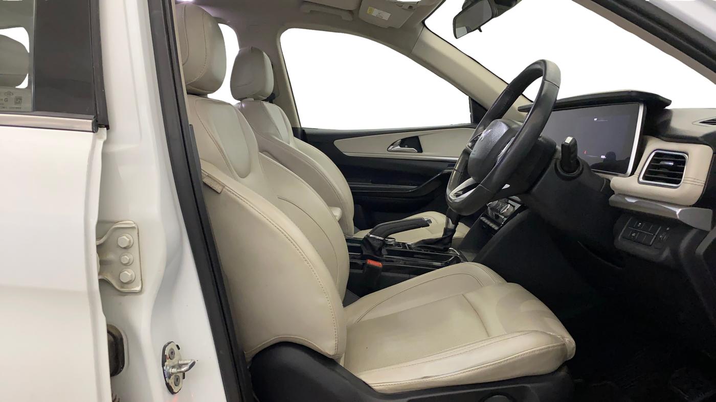 2021 Mahindra XUV700 AX 7 P AT 7 STR, Petrol, Automatic, 60,128 km, Right Side Front Door Cabin