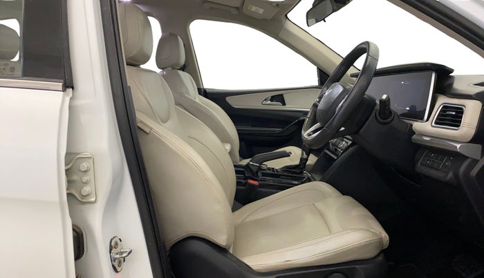 2021 Mahindra XUV700 AX 7 P AT 7 STR, Petrol, Automatic, 60,237 km, Right Side Front Door Cabin