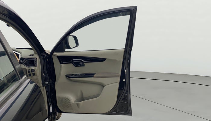 2016 Mahindra Kuv100 K8 6 STR, Petrol, Manual, 38,720 km, RHS Front Door