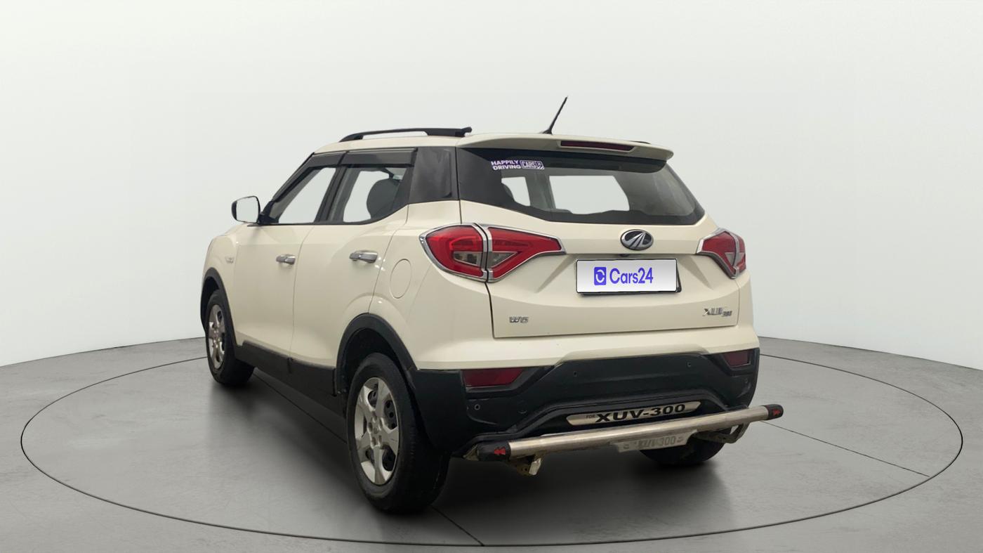 2020 Mahindra XUV300 W6 1.2 PETROL, Petrol, Manual, 1,23,203 km, Left Back Diagonal
