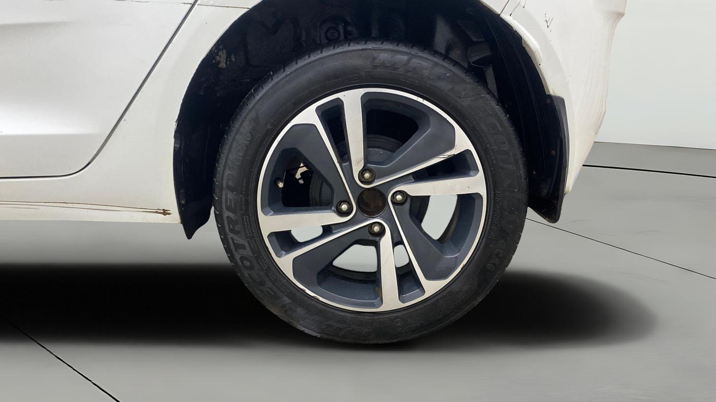 2024 Tata ALTROZ  XZ PLUS (S) , Diesel, Manual, 29,349 km, Left Rear Wheel