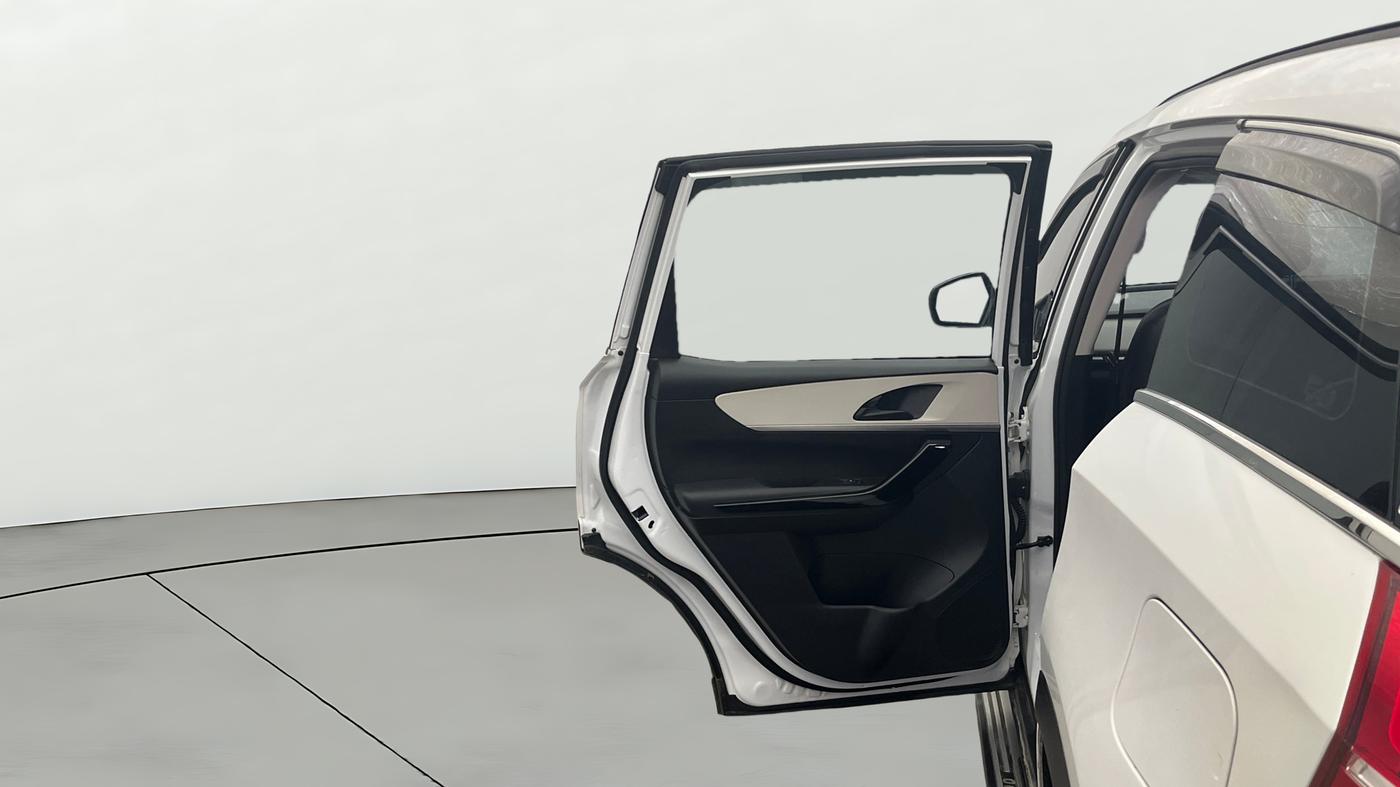 2023 Mahindra XUV700 AX 5 P AT 5 STR, Petrol, Automatic, 11,182 km, LHS Rear Door