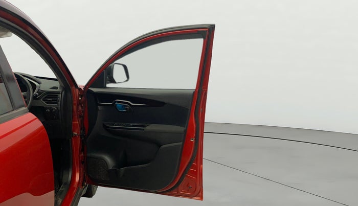 2017 Mahindra KUV 100 NXT K8 P 6 STR DUAL TONE, Petrol, Manual, 40,703 km, RHS Front Door