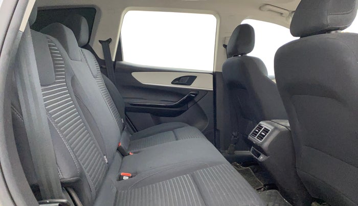 2023 Mahindra XUV700 AX 5 P MT 5 STR, Petrol, Manual, 26,910 km, Right Side Rear Door Cabin