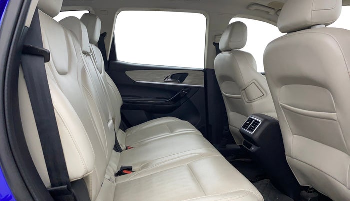 2021 Mahindra XUV700 AX 7 LUXURY P AT 7 STR, Petrol, Automatic, 1,21,757 km, Right Side Rear Door Cabin