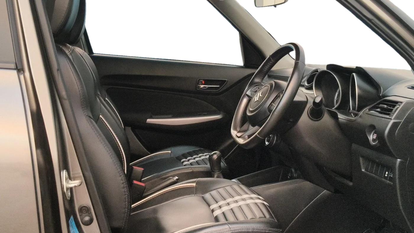 2023 Maruti Swift ZXI, Petrol, Manual, 41,125 km, Right Side Front Door Cabin