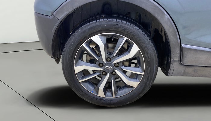 2019 Mahindra XUV300 W8 (O) 1.5 DIESEL, Diesel, Manual, 1,05,427 km, Right Rear Wheel