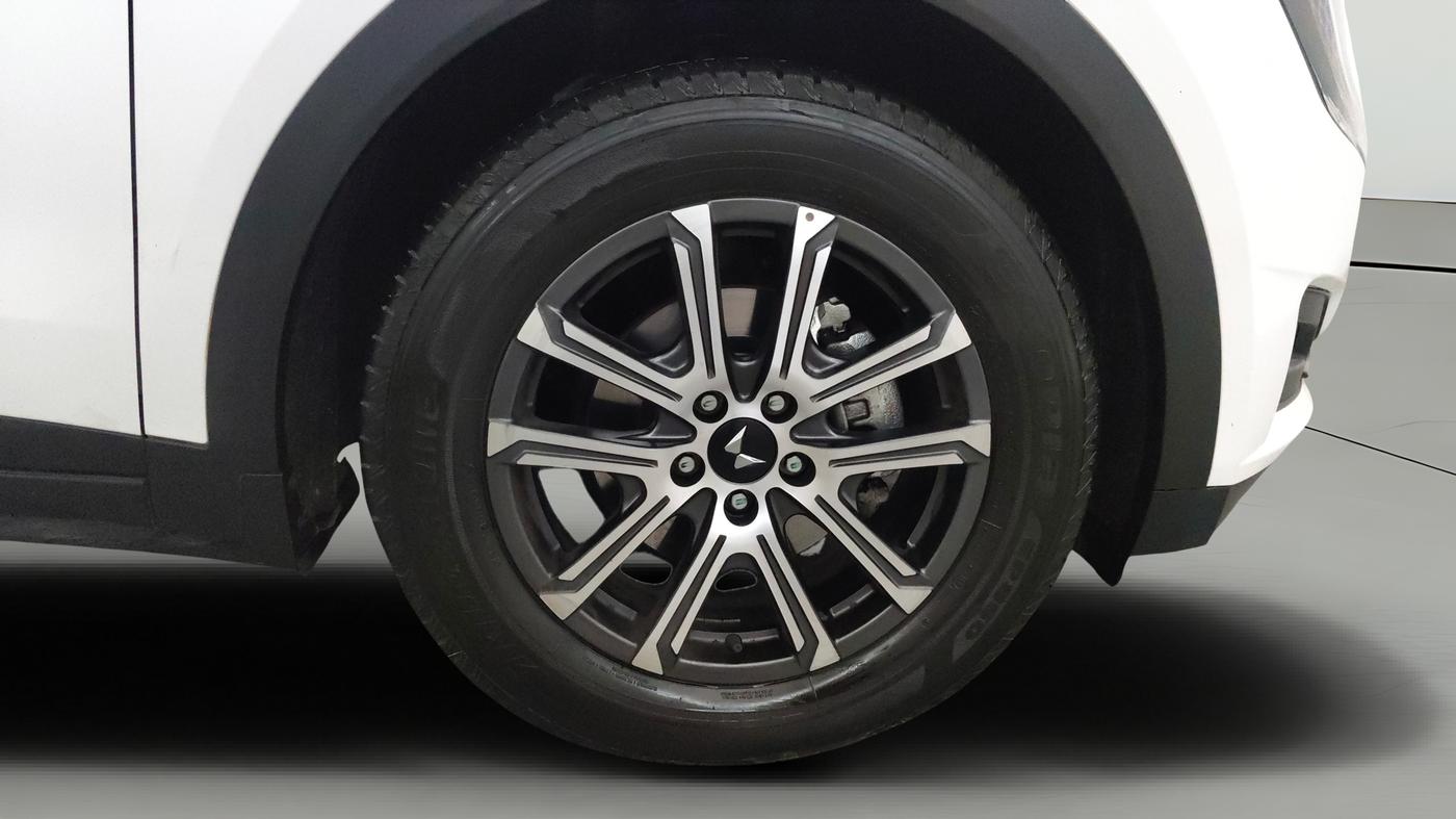 2025 Mahindra XUV700 AX 7 LUXURY P AT 7 STR, Petrol, Automatic, 8,456 km, Right Front Wheel