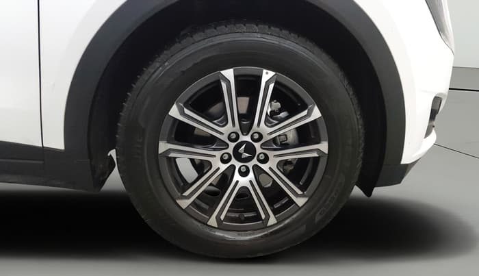 2025 Mahindra XUV700 AX 7 LUXURY P AT 7 STR, Petrol, Automatic, 8,456 km, Right Front Wheel