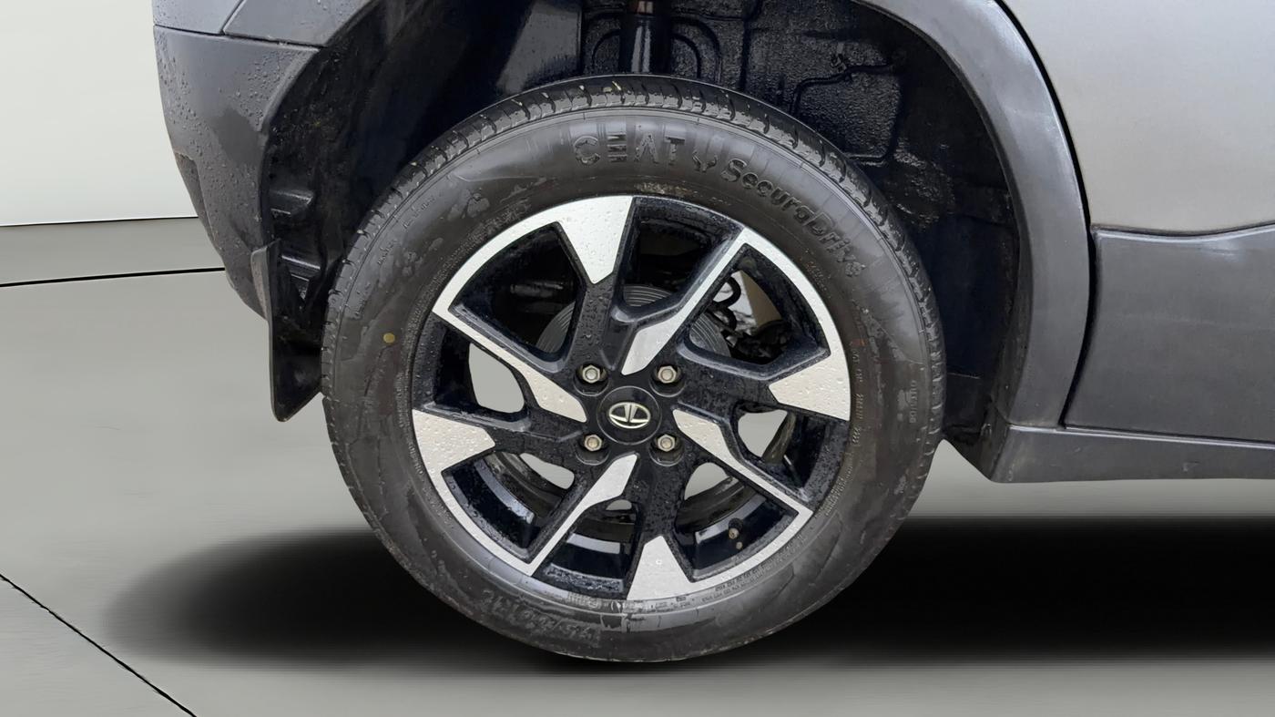2023 Tata PUNCH ADVENTURE AMT, CNG, Automatic, 32,932 km, Right Rear Wheel