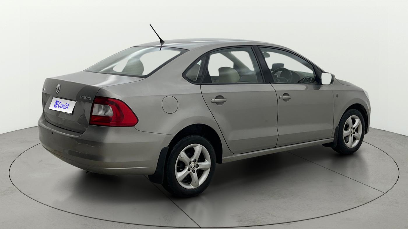 2013 Skoda Rapid ELEGANCE 1.6 MPI MT, Petrol, Manual, 69,053 km, Right Back Diagonal