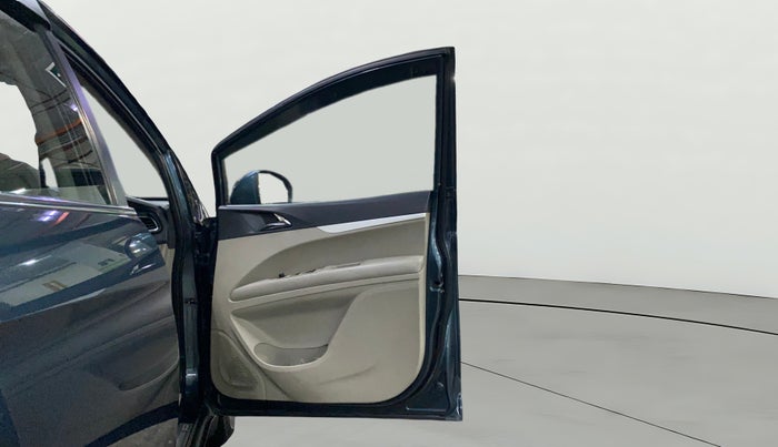 2018 Mahindra MARAZZO M8 7 STR, Diesel, Manual, 57,465 km, RHS Front Door