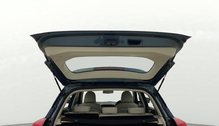 2021 Mahindra XUV300 W8 (O) 1.2 PETROL AMT, CNG, Automatic, 42,659 km, Boot Door Open